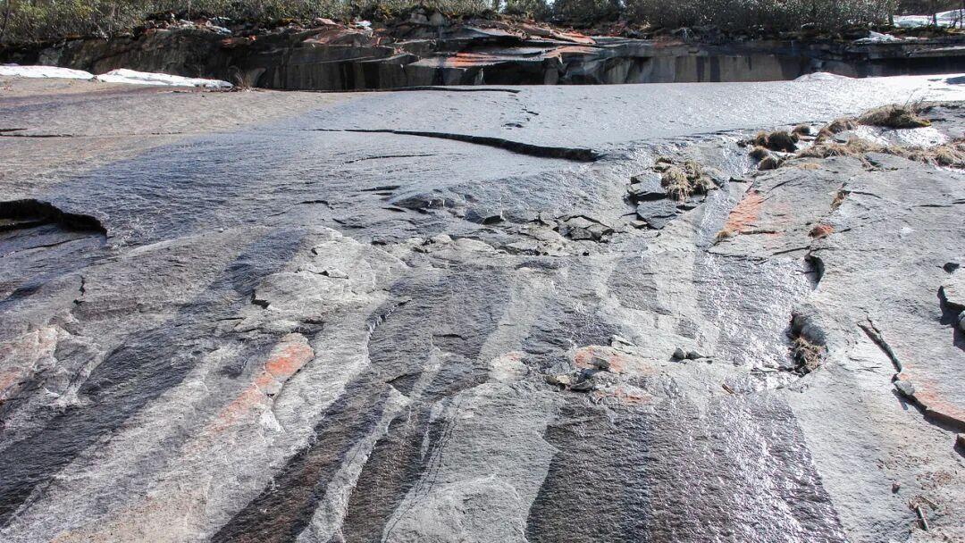 在海拔4800米，他们给冰川“盖被子”