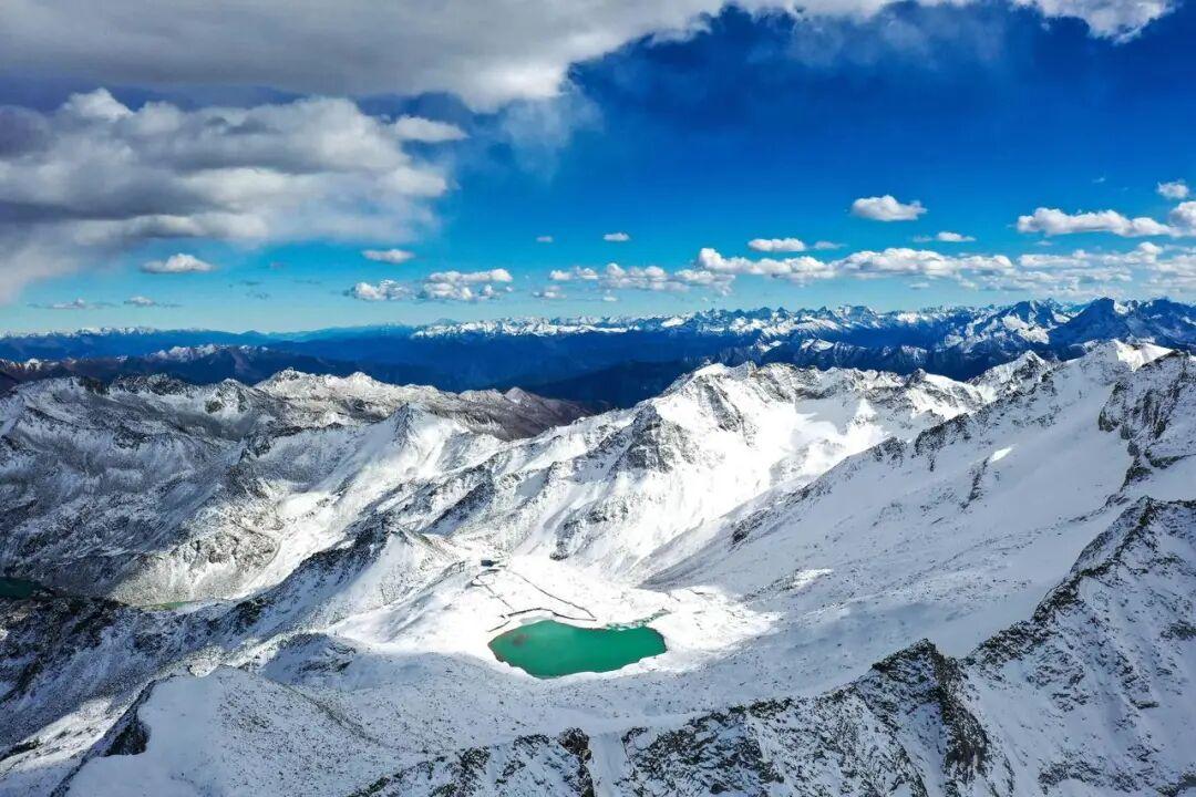 在海拔4800米，他们给冰川“盖被子”