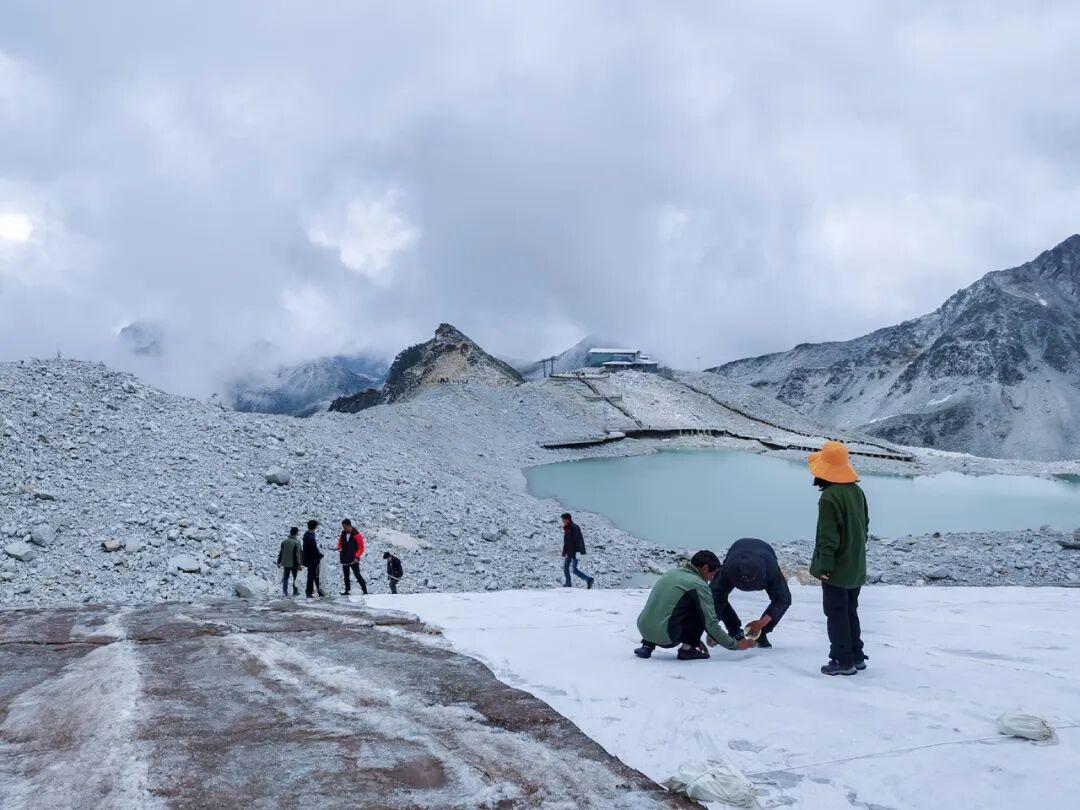 在海拔4800米，他们给冰川“盖被子”