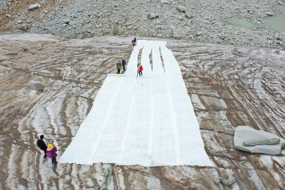 在海拔4800米，他们给冰川“盖被子”