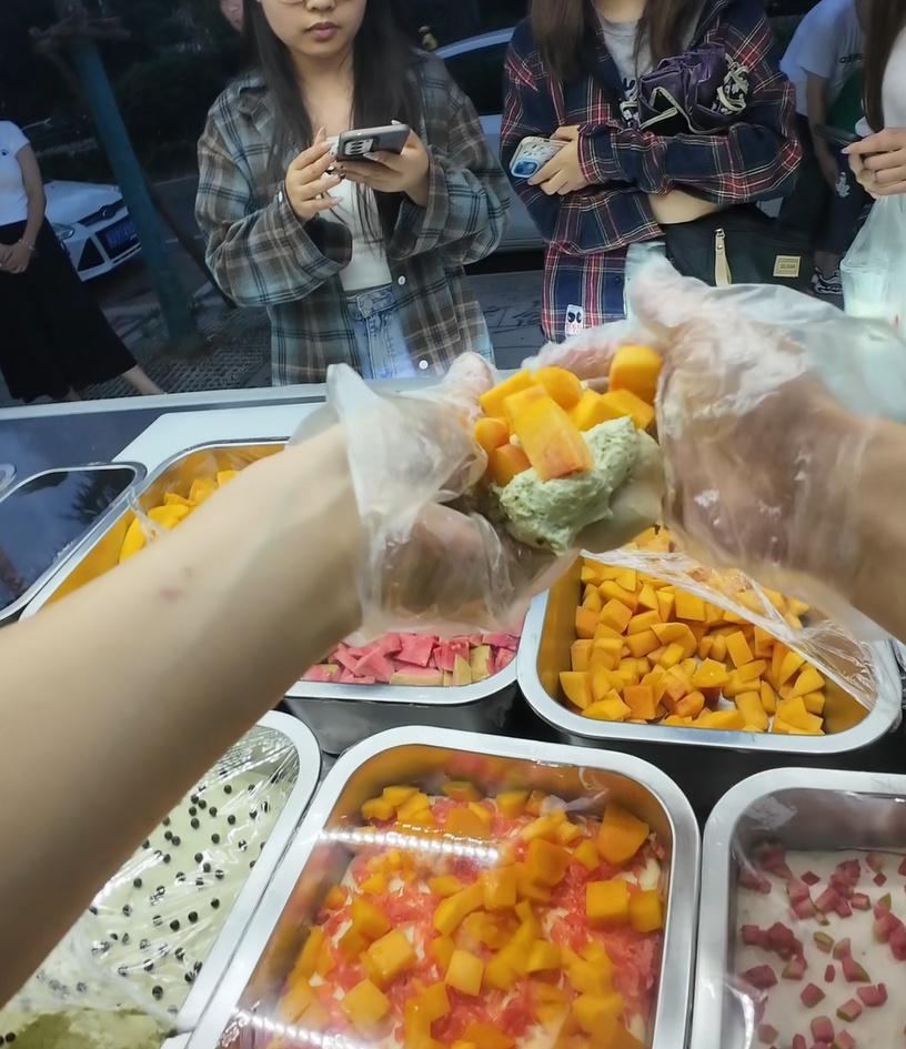 小伙辞去月薪8000元工作摆摊卖糍粑 日营收破千