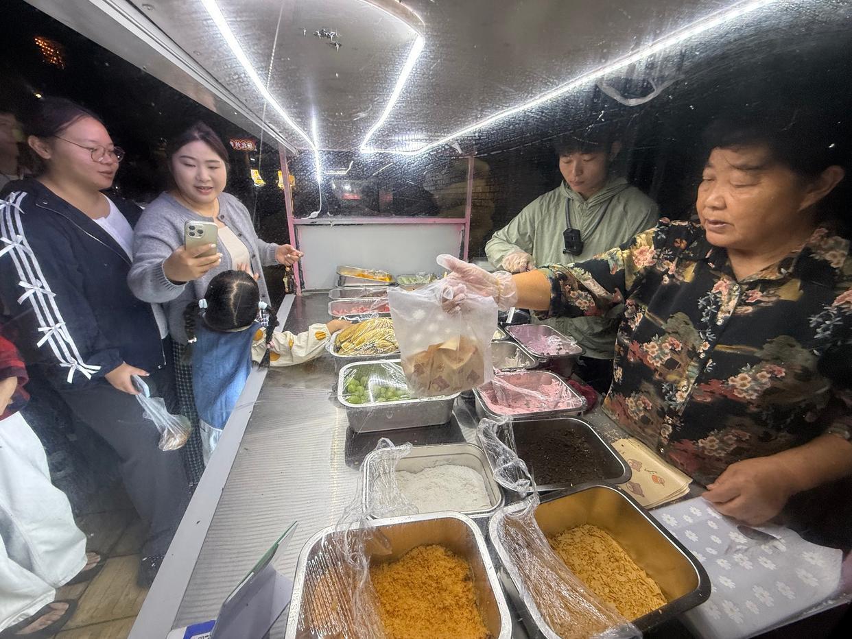 小伙辞去月薪8000元工作摆摊卖糍粑 日营收破千