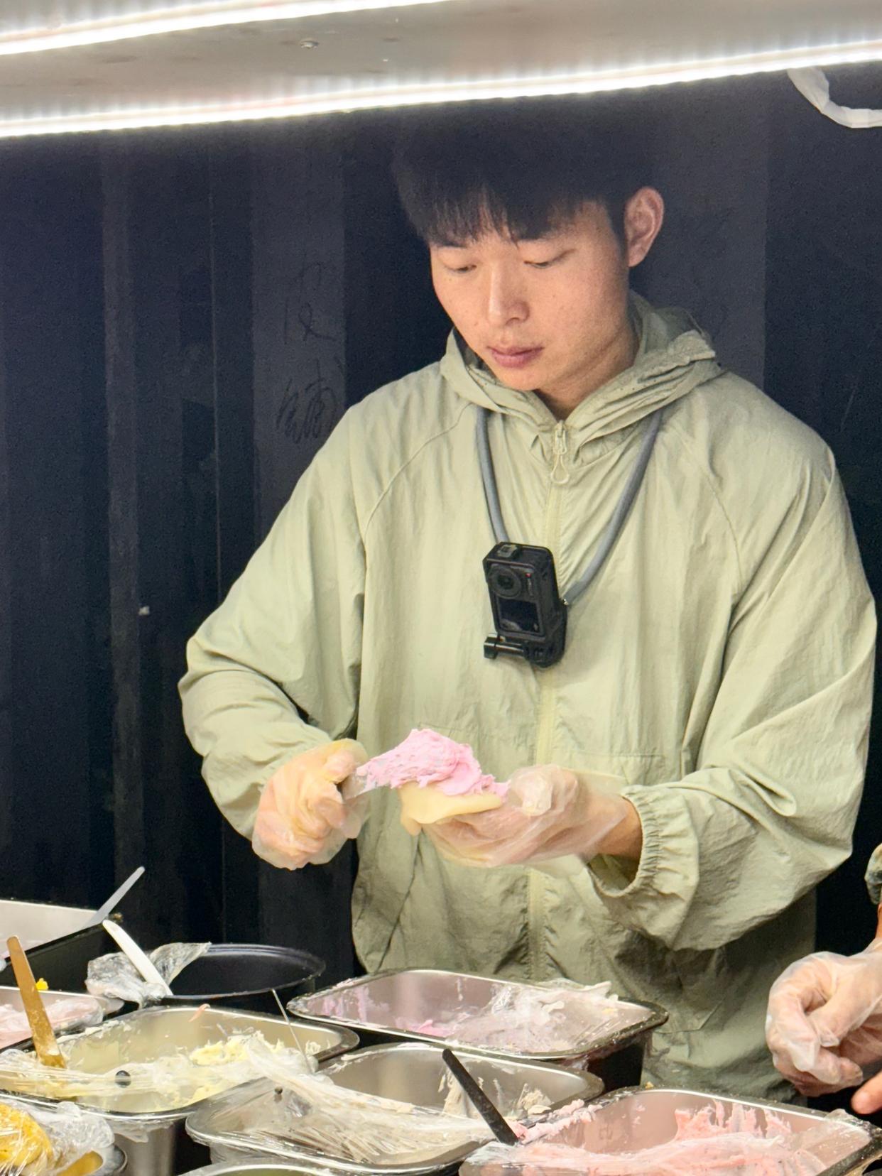 小伙辞去月薪8000元工作摆摊卖糍粑 日营收破千