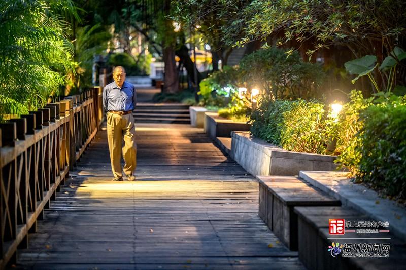 天黑渐早 福州部分公园提前亮灯便民