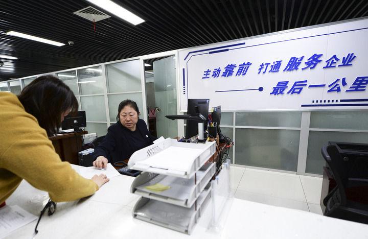 思想之光照亮奋进之路——以习近平同志为核心的党中央引领中国经济社会高质量发展迈向新境界