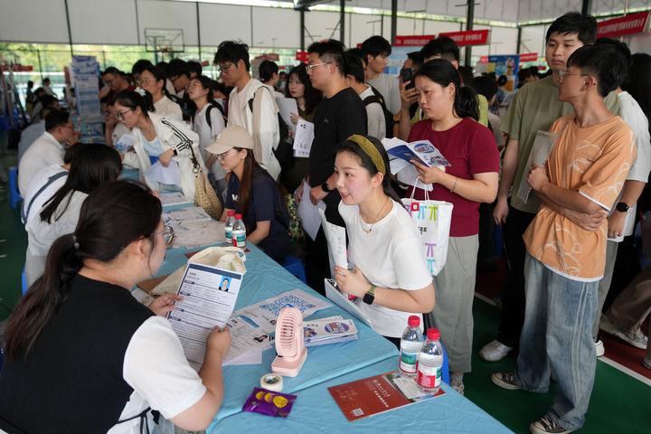 思想之光照亮奋进之路——以习近平同志为核心的党中央引领中国经济社会高质量发展迈向新境界