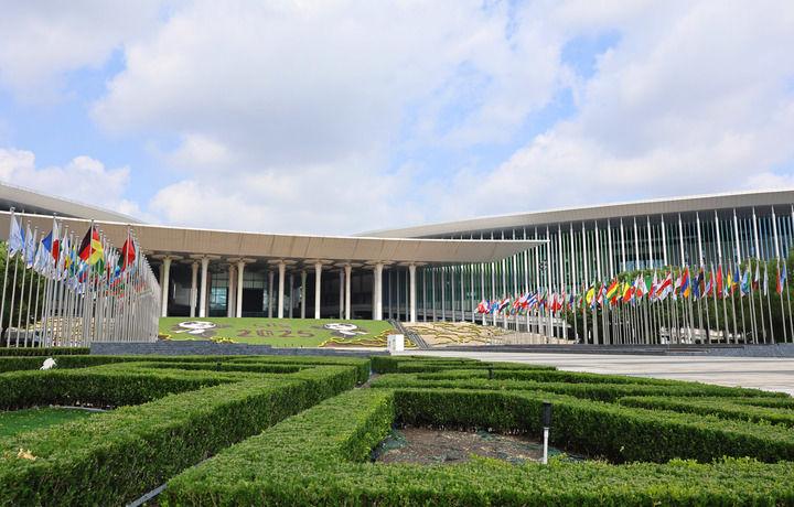 思想之光照亮奋进之路——以习近平同志为核心的党中央引领中国经济社会高质量发展迈向新境界