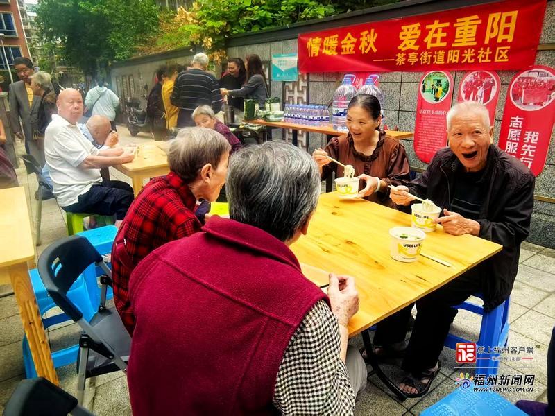 老有福｜粉干巷旁粉干宴 百位长者迎重阳