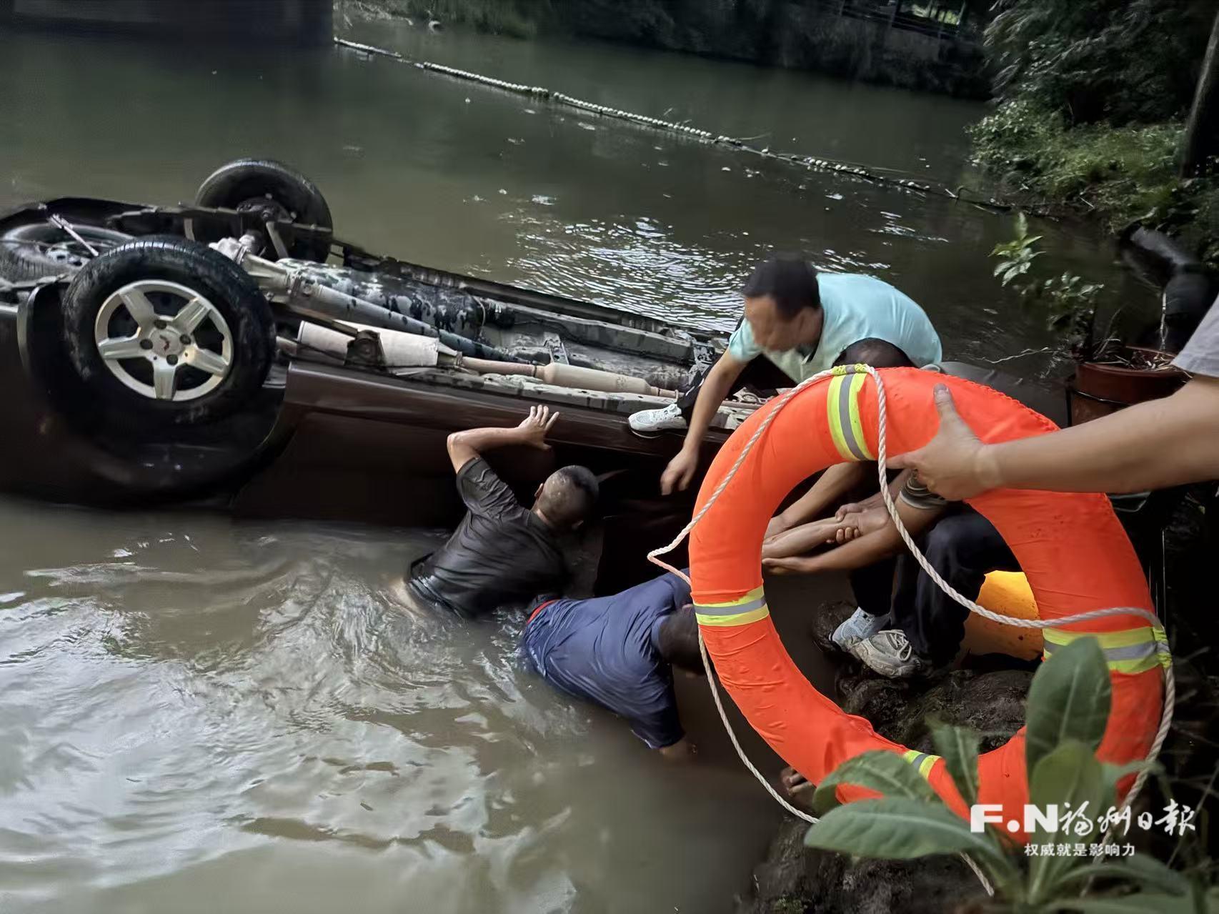 夫妇驾乘车辆坠河 危急关头，退役军人纵身一跃