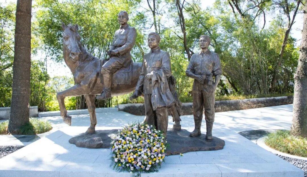 福州三人组雕像，吴石将军身边的俩人是谁？