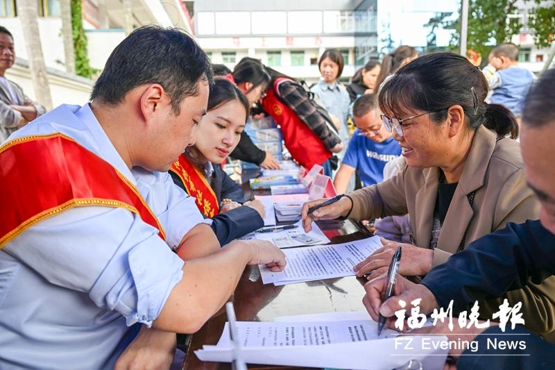 福州：社保服务“赶大集” 健康义诊送身边