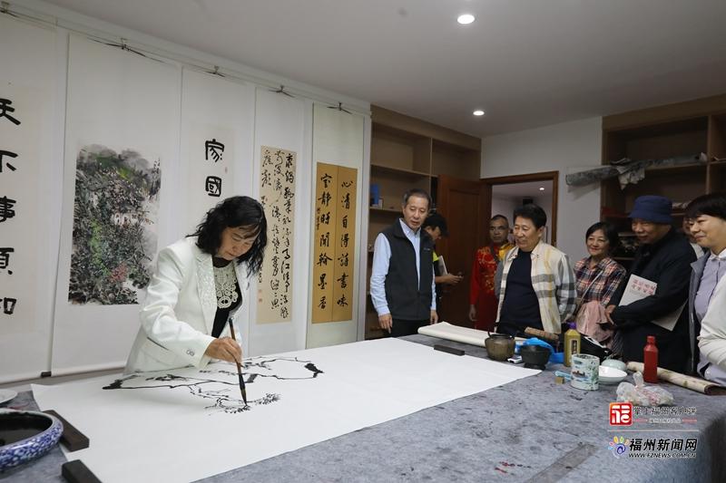 閩臺書畫聯展共慶臺灣光復 臺灣女畫家手繪牡丹向祖國告白