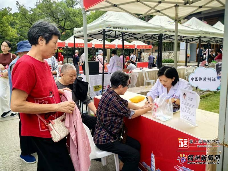 老有福｜鼓楼“乐龄集市”开市 银发摊主成亮点