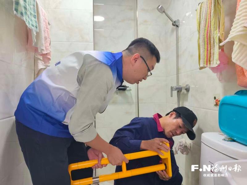 臺胞志愿者進社區為老人安裝適老化設施