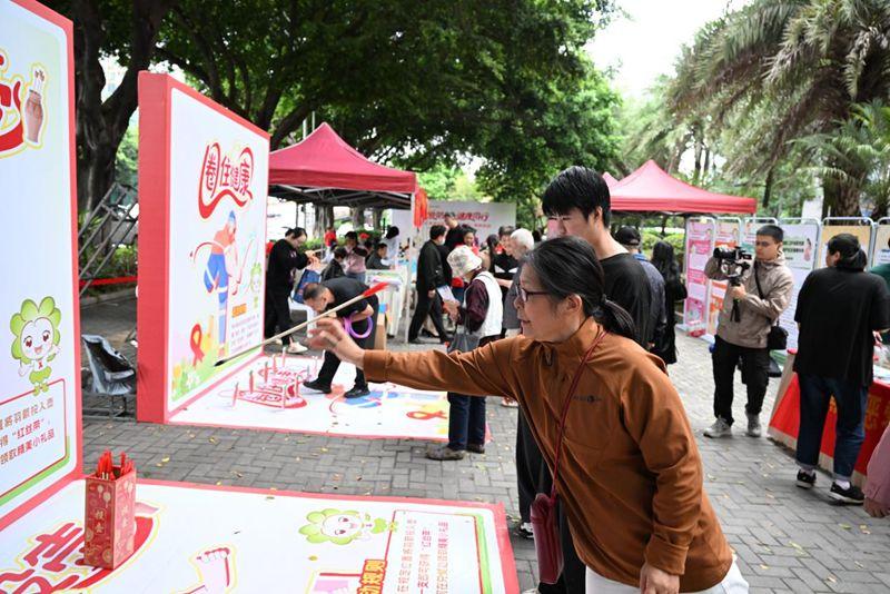 防艾宣传进社区 重阳敬老送健康