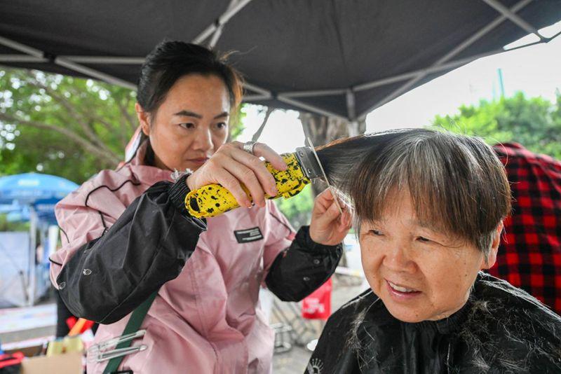 防艾宣传进社区 重阳敬老送健康