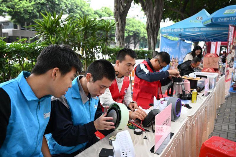 防艾宣传进社区 重阳敬老送健康