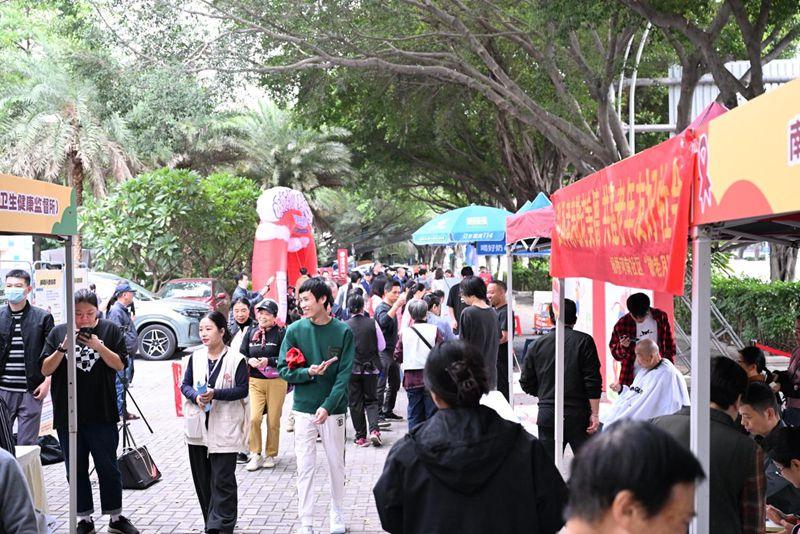 防艾宣传进社区 重阳敬老送健康