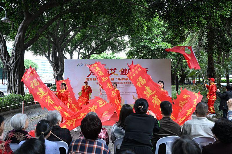 防艾宣传进社区 重阳敬老送健康