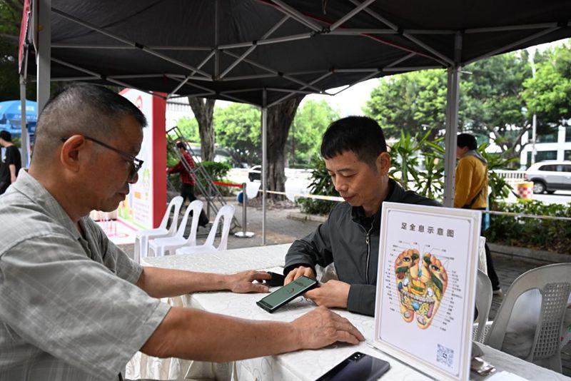 防艾宣传进社区 重阳敬老送健康