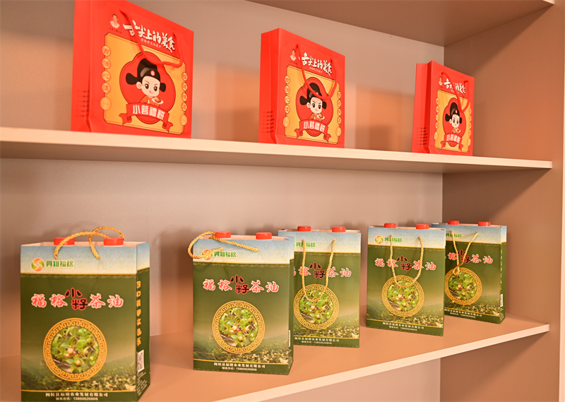 “宝，你吃橄榄吗？”福州这位光头大叔突然火了，他的身份不一般