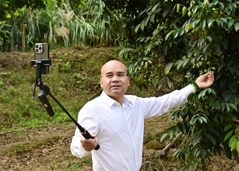 “宝，你吃橄榄吗？”福州这位光头大叔突然火了，他的身份不一般