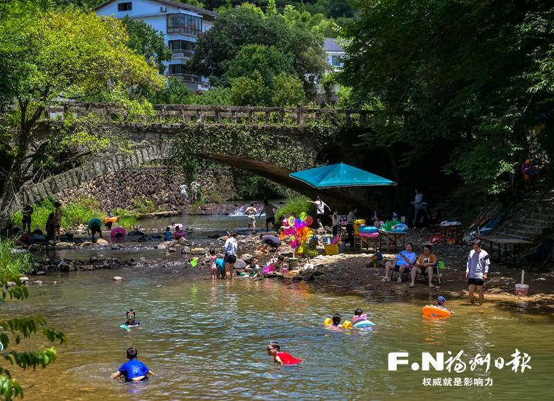 晋安城变三十年 山水如画入镜来