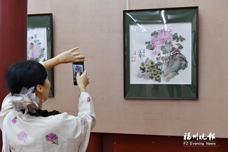 吴建峰菊花画展亮相西湖公园