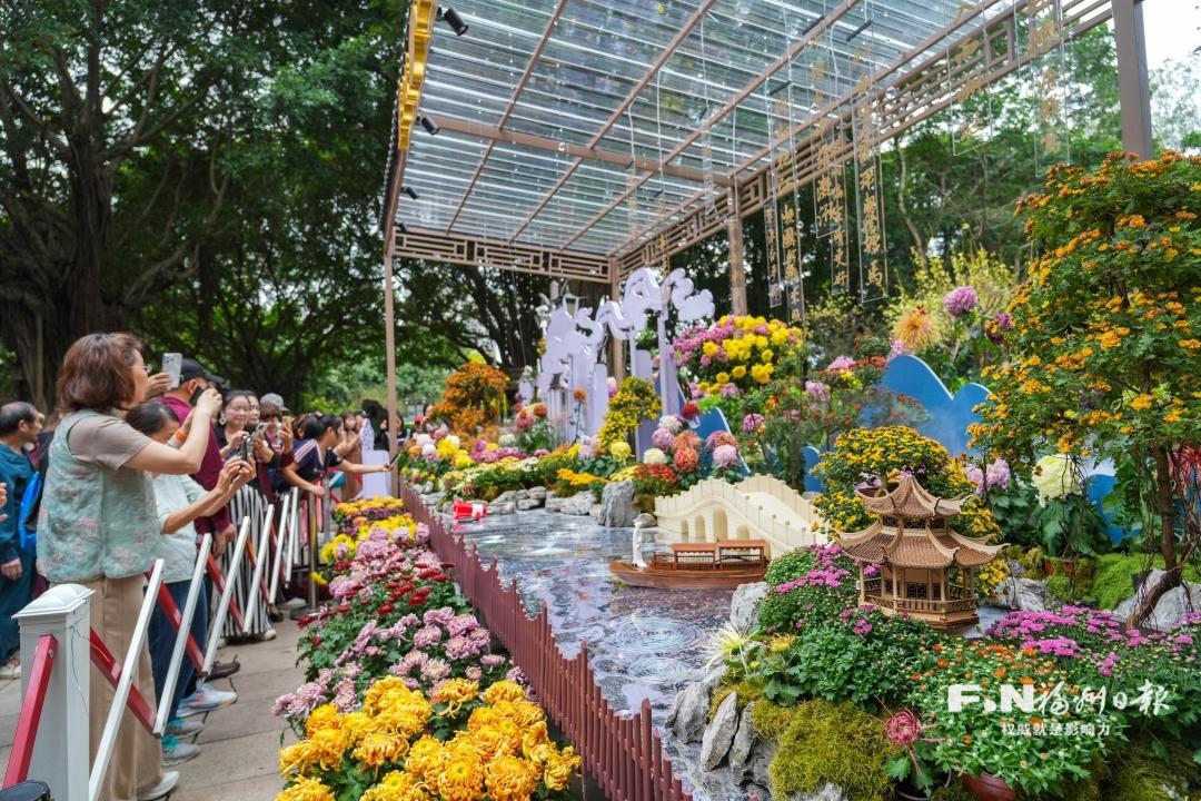 福州西湖公园金秋菊展3天迎客18万人次