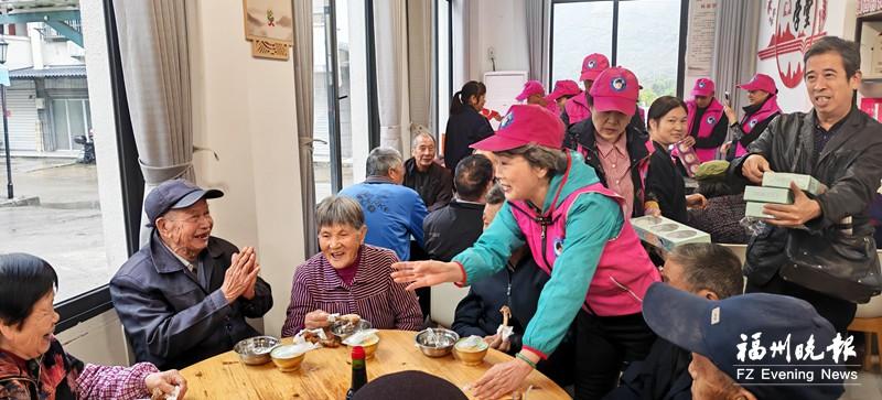 爱心人士送慰问 永泰溪西村长者食堂“加餐”了