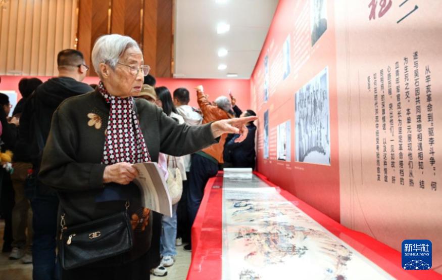 《长江万里图》复制卷在福州展出