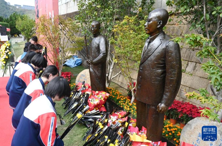 《长江万里图》复制卷在福州展出