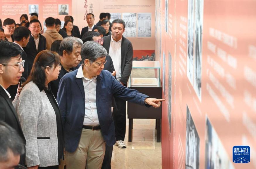 《长江万里图》复制卷在福州展出