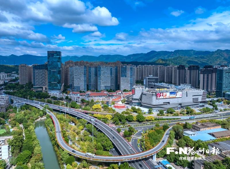 日夜交替间看岳峰蝶变