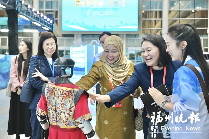 中国—东盟经贸文化交流展开幕 机器人、机器狗等吸引中外嘉宾关注