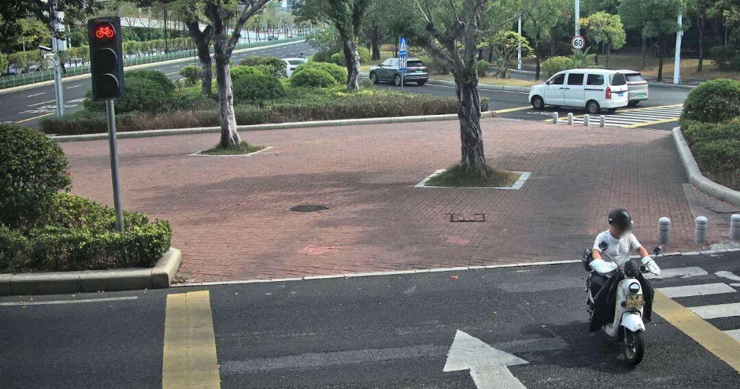 危险！危险！福州又一批电动车骑手闯红灯被曝光！
