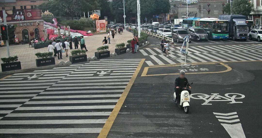 危险！危险！福州又一批电动车骑手闯红灯被曝光！