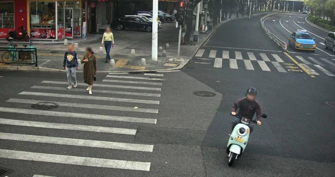 危险！危险！福州又一批电动车骑手闯红灯被曝光！