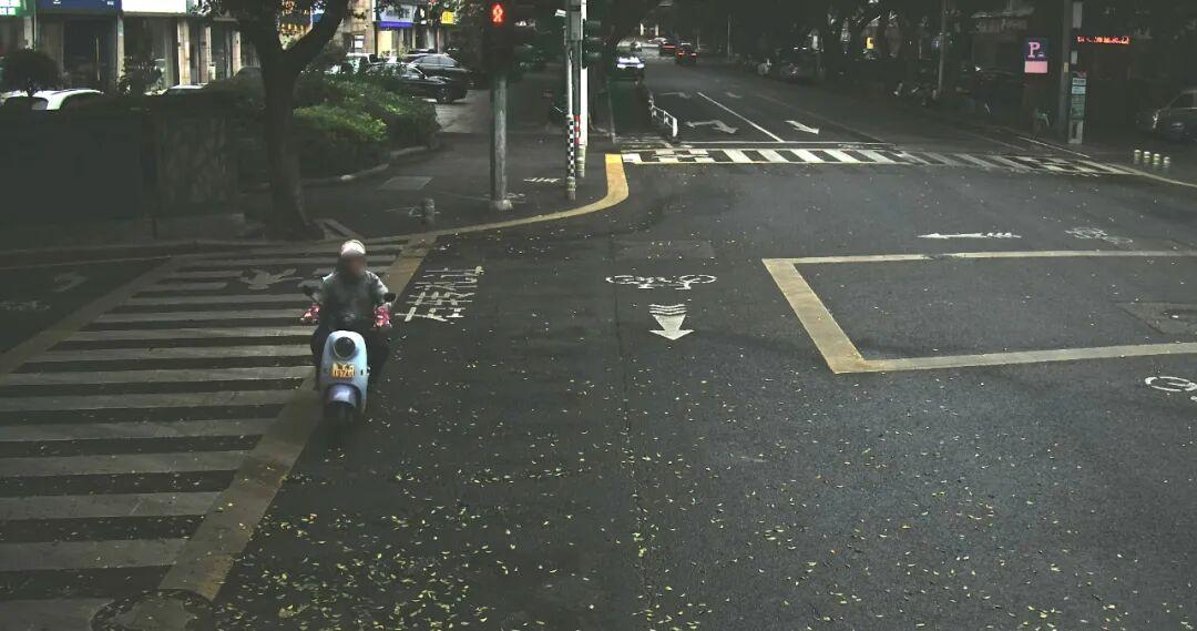 危险！危险！福州又一批电动车骑手闯红灯被曝光！