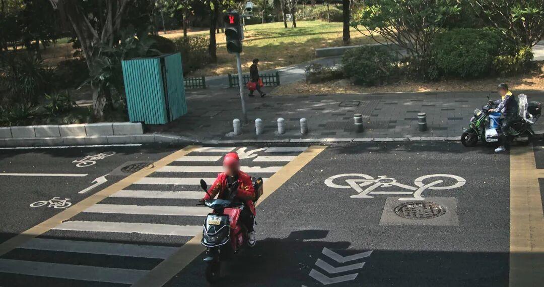危险！危险！福州又一批电动车骑手闯红灯被曝光！