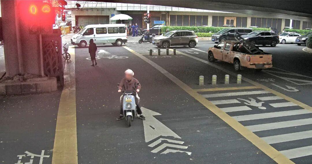 危险！危险！福州又一批电动车骑手闯红灯被曝光！