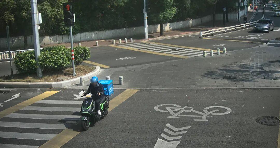 危险！危险！福州又一批电动车骑手闯红灯被曝光！