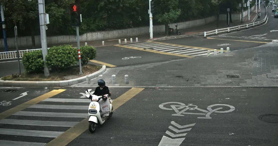 危险！危险！福州又一批电动车骑手闯红灯被曝光！