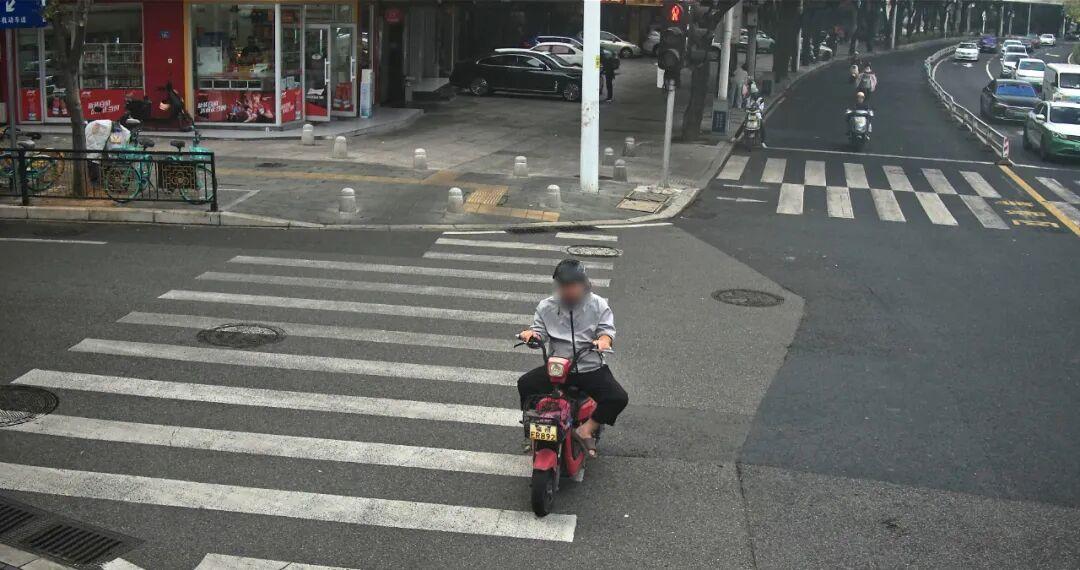 危险！危险！福州又一批电动车骑手闯红灯被曝光！