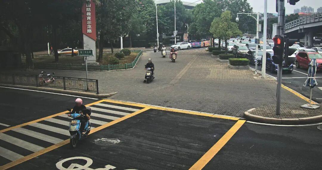 危险！危险！福州又一批电动车骑手闯红灯被曝光！