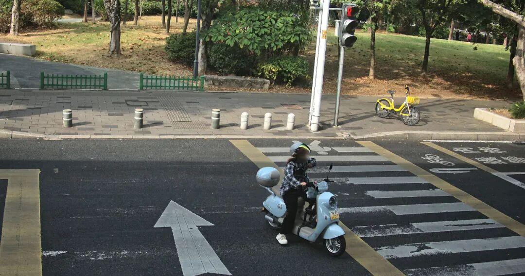 危险！危险！福州又一批电动车骑手闯红灯被曝光！