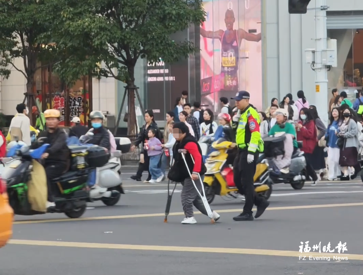 行人拄拐过马路 福州骑警默默守护