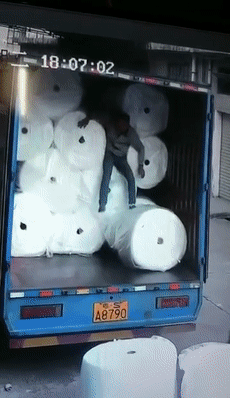 科普｜一到冬天碰哪儿都“起电”？原来摸下墙就好了