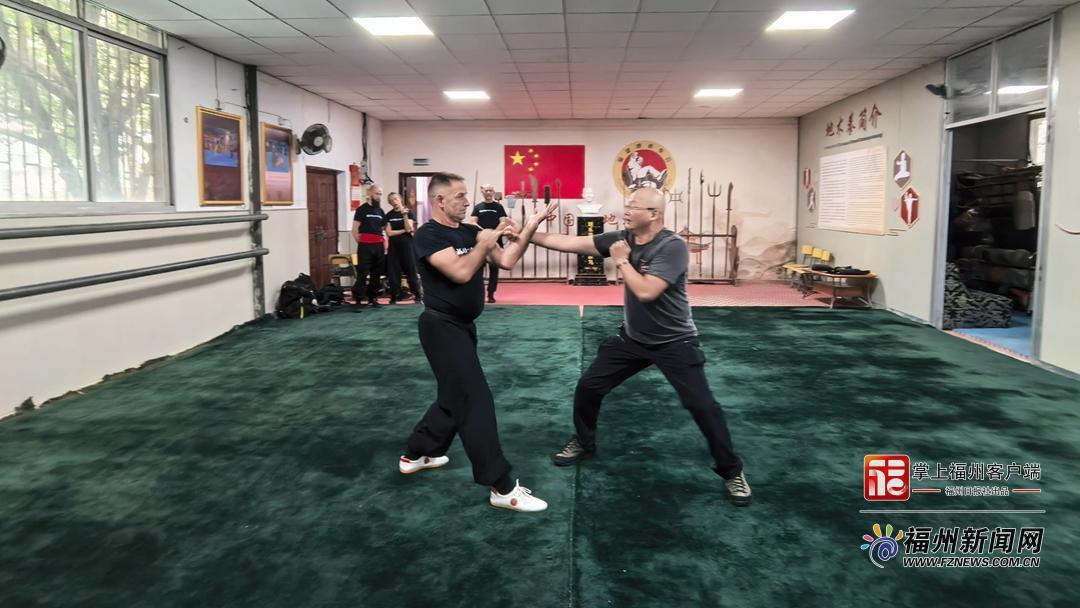 福州不见外丨我在英国教“狗拳” 福州不见外丨我在英国教“狗拳”