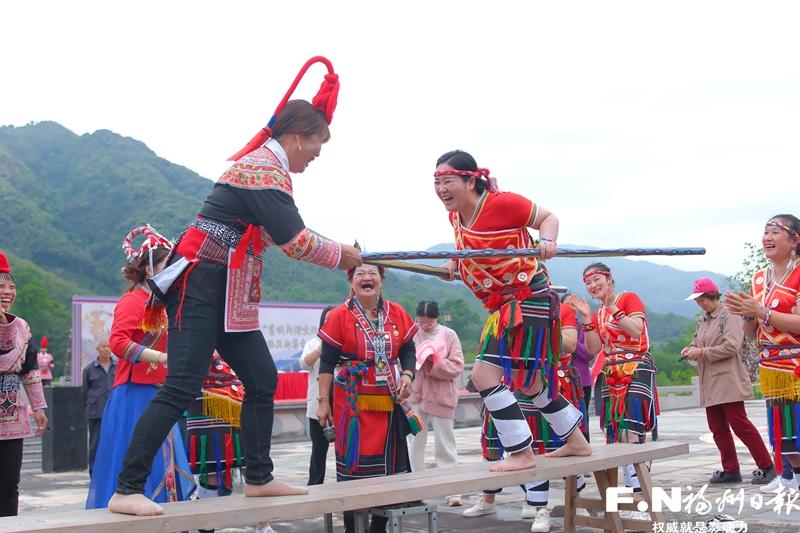 日溪畲乡绘新景 绿水青山带笑颜